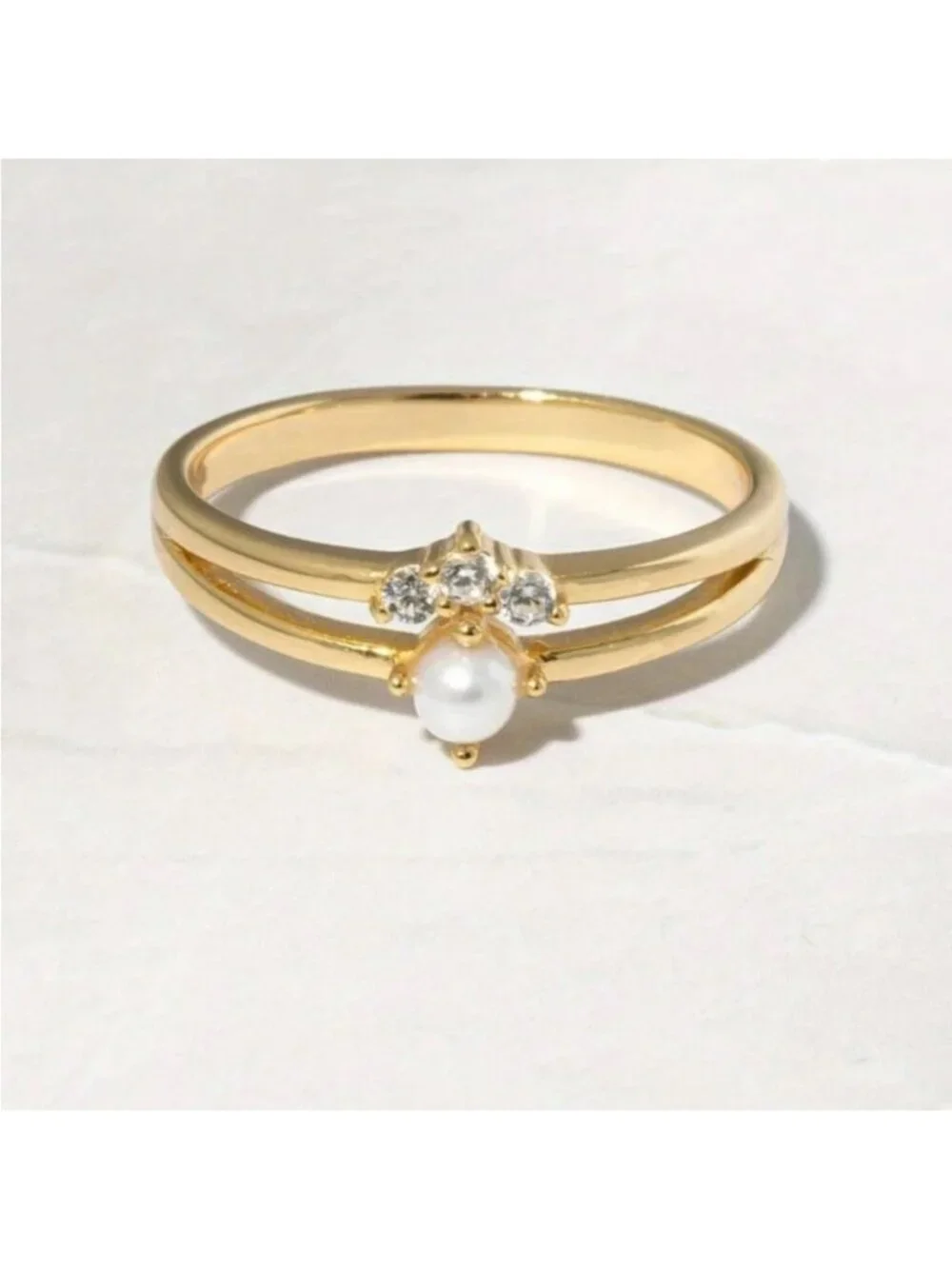 Dainty pearl ring Q22